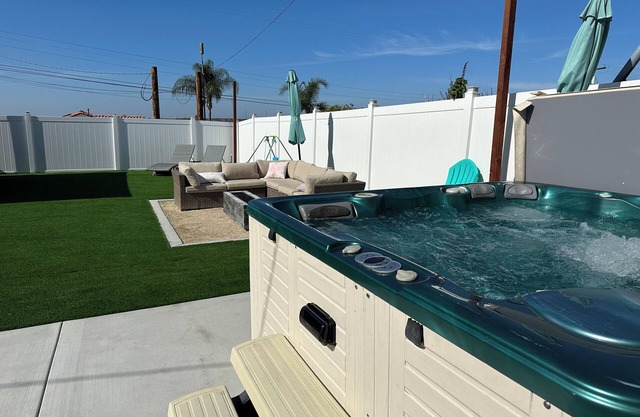 3 bedroom Central Escape - Hot Tub, Fire Pit & newly renovated sunny back yard