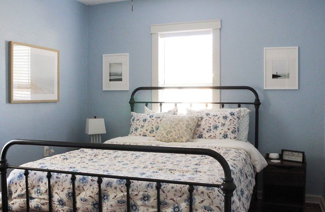 3-bedroom centrally-located house in charming Lakeland with AC, king bed.