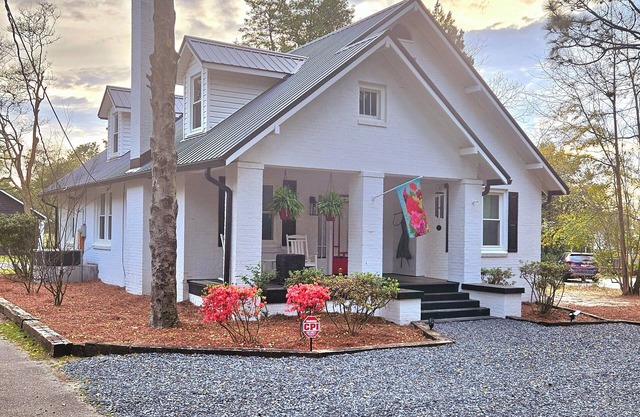 (3) Bedroom Charming, Cozy Little Hideaway with a Unique Feel! Sleeps 6