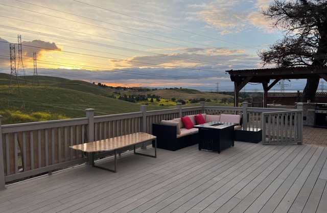 3-bedroom Charming Home in the Hills of Pittsburg with hillside view & pool