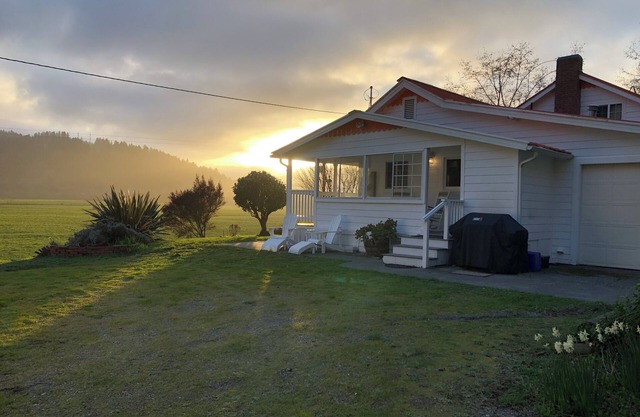 🌲3-Bedroom Coastal Farmhouse, BBQ, Games, Bikes - modern touch meets farmhouse decor 🏡🐄