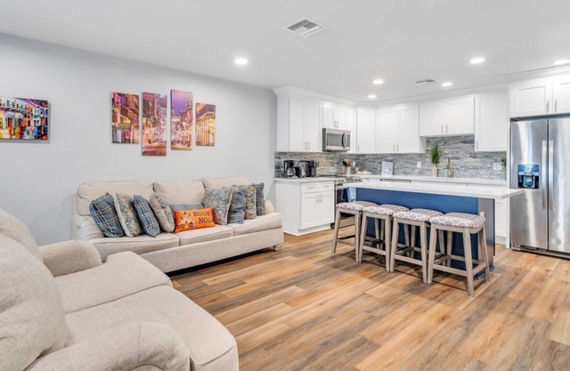 3 Bedroom Condo 15 min from Downtown New Orleans