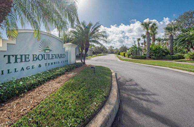 3 Bedroom Condo 431208 by Houzlet