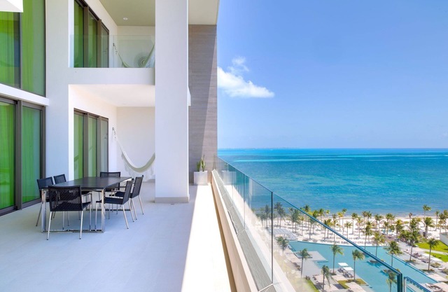3-bedroom condo in enchanting Cancún with fitness room, AC