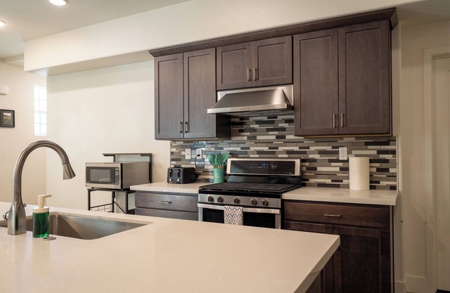 3-bedroom condo in fantastic Newark with WiFi, AC