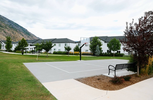 3-bedroom condo in serene Provo with AC, Wi-Fi. Enjoy a peaceful getaway