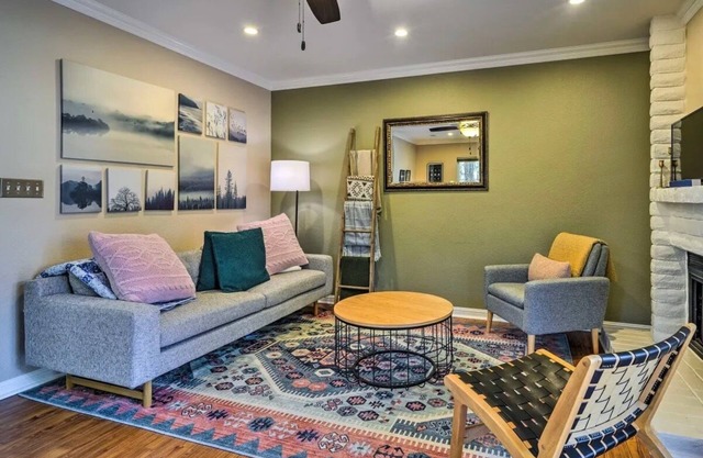 3-bedroom condo in walkable Walnut Creek with AC and tennis/hot tub/pool