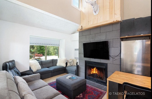3 bedroom condo~in Whistler Creekside,5 minute walk to Whistler Mountain gondola