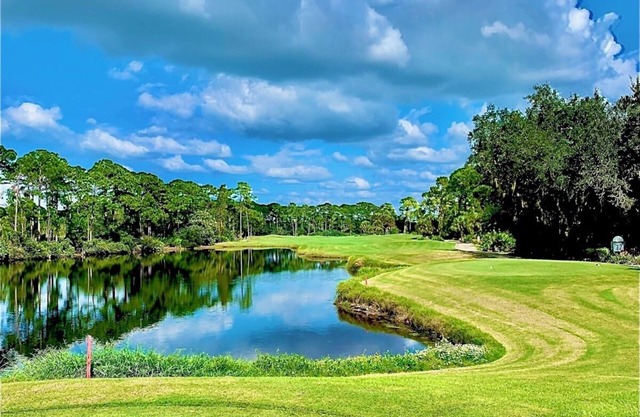 3-bedroom condo Port Charlotte w/WiFi, fitness, Golf, beach access, pool/spa.