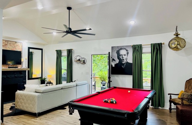 3-bedroom cottage 6.4 miles to Downtown Chatt hot tub pool table fire sleeps 6