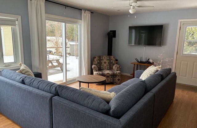 3 Bedroom Cottage Sauble Beach - easy walk to downtown and beach (< 5 minutes)