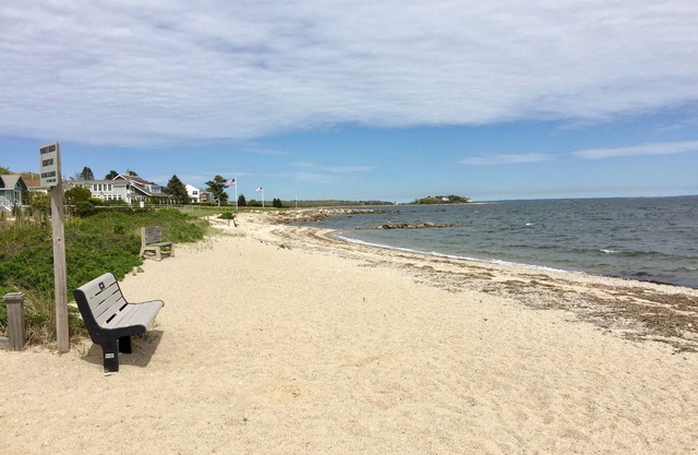 Bungalow mit 3 Schlafzimmern, nur wenige Schritte vom Privatstrand in Buzzard's Bay entfernt!
