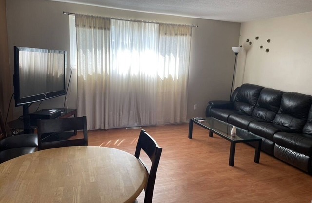 3 Bedroom Cozy Apartmentn2 Blocks from Main StreetnPrivate Entrance