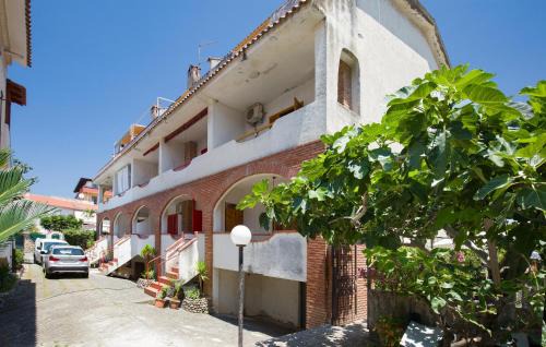 3 Bedroom Cozy Apartment In Scalea