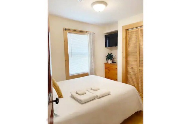 3 Bedroom Cozy BurlingtonEscape w/HOT TUB!