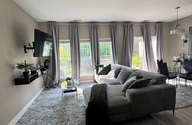 3-bedroom Cozy Suburban Escape in terrific Gates with AC, fitness room, WiFi