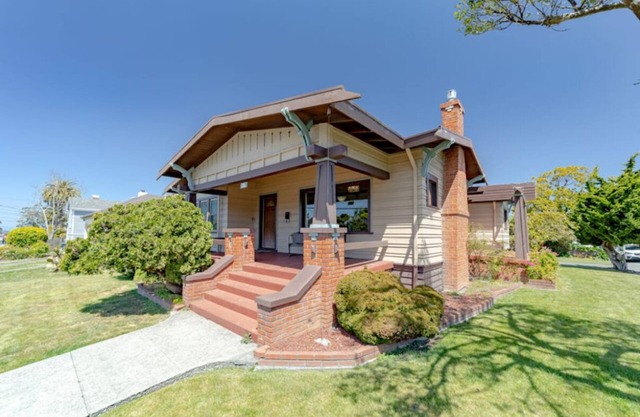 3-bedroom Craftsman home with hot tub/sauna in the Heart of Arcata