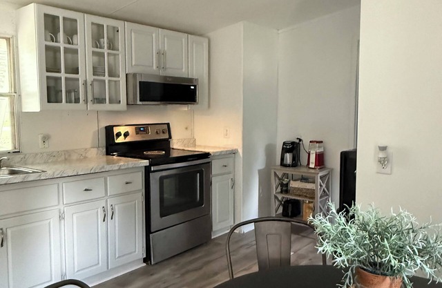 3-bedroom creekside cabin in charming Havelock with kayak and paddleboards.