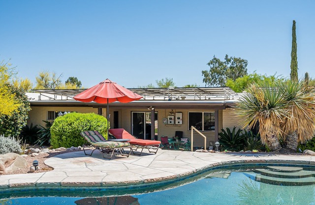 2 Bedroom Desert Paradise w Deep Pool & Grill