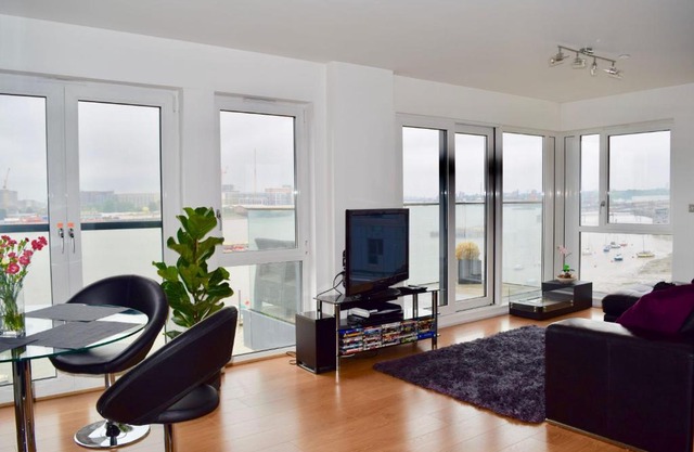 3 Bedroom Dual-Aspect Flat With River Views