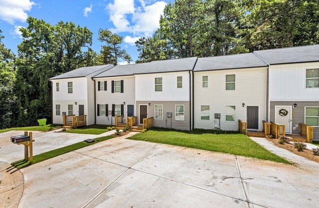 3-bedroom Elegant Escape – Near Six Flags with WiFi, AC.