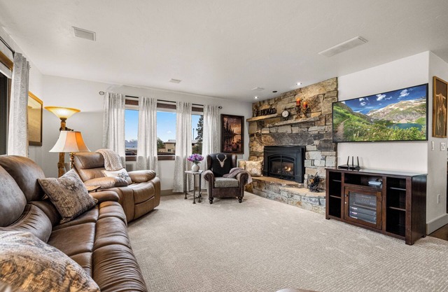 3 bedroom Exec Home at Best Western, Free Hot Breakfast, Pool near Flathead Lake