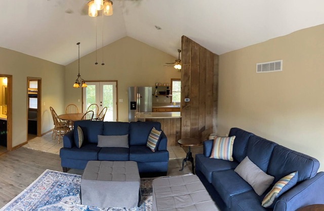 3-bedroom family friendly home on 4 acres near Hermann with WiFi, AC, deck