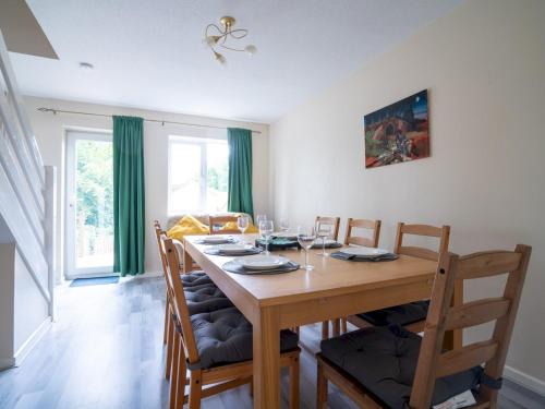 3 Bedroom family home Parking Garden Pass the Keys