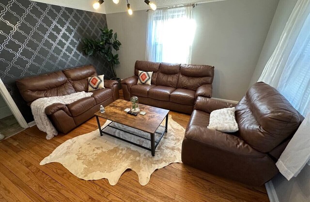 3 Bedroom Fenced Backyard Pets Welcome Sleeps 6