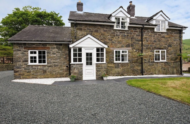 3 bedroom accommodation in Llanerfyl, near Welshpool