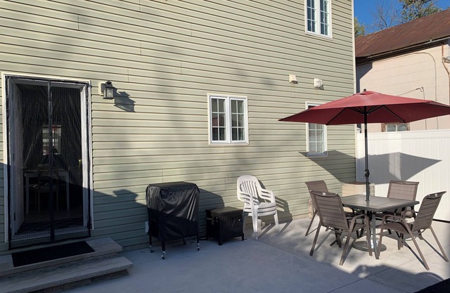 3-bedroom Getaway with AC and WiFi in Sylvan Beach - Walk to Everything!