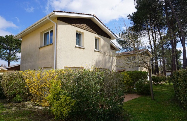 3-Bedroom Holiday Home, on the Edge of Lake Hourtin, With Swimming Pool