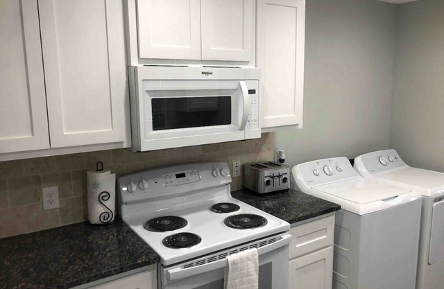 3 bedroom home by Kataluma Nightly Rentals
