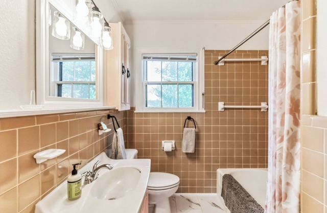3-bedroom home centrally located Cameron. King bed. 2 living rooms.