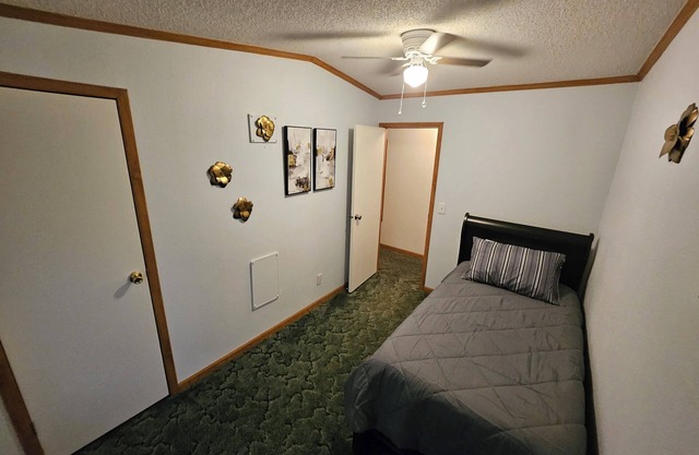 3-bedroom home, near SPI and SpaceX with Wi-Fi, full kitchen, washer/dryer