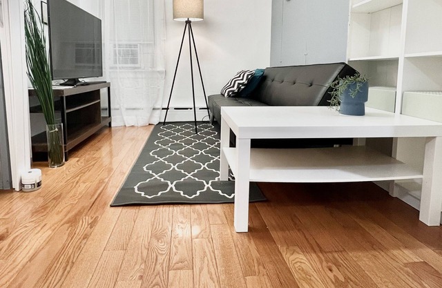 3-bedroom home (with Free-Parking) 10mins to LGA & 20mins to JFK