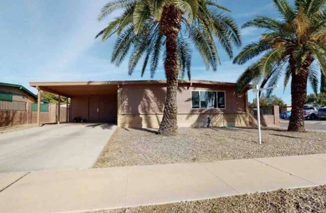 3 Bedroom home with mountain views and private parking . Pet friendly