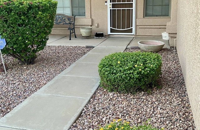 3 Bedroom Home with Spacious Backyard in N Phoenix