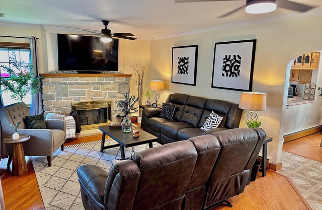 3-bedroom house in charming Saint Clairsville with AC, fitness room