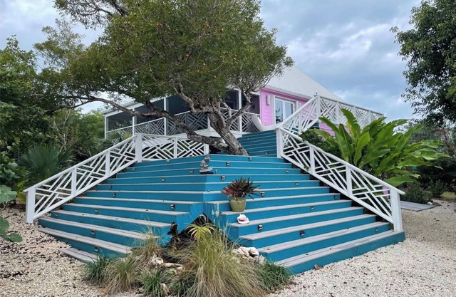 3-bedroom house in charming Green Turtle Cay with WiFi, AC