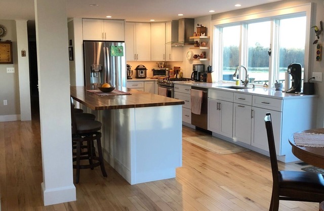 3-bedroom house 20 min. from Middlebury. Amazing decks with Adirondack view.