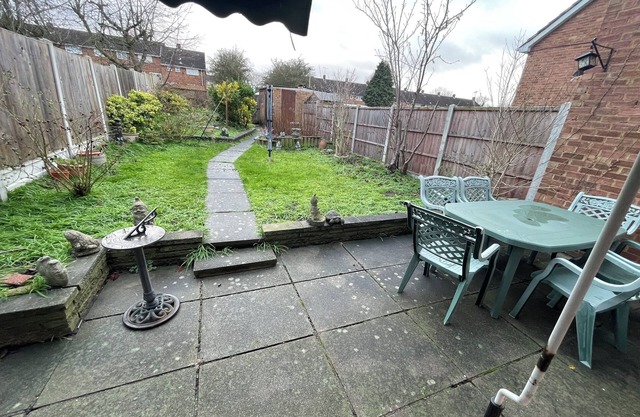 3 Bedroom House Close to Town Centre and Train Station with Driveway and Garden