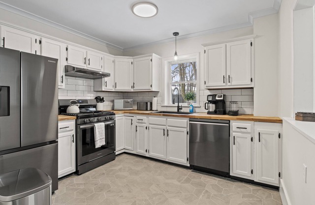 3 Bedroom House - Close to Lake Ontario!