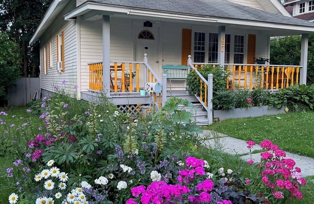 3-bedroom house in beautiful Berkshires, close to amenities!
