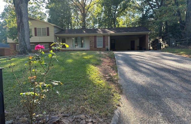 3-bedroom house in charming Tuscaloosa with AC Fireplace, and WiFi. Welcome home