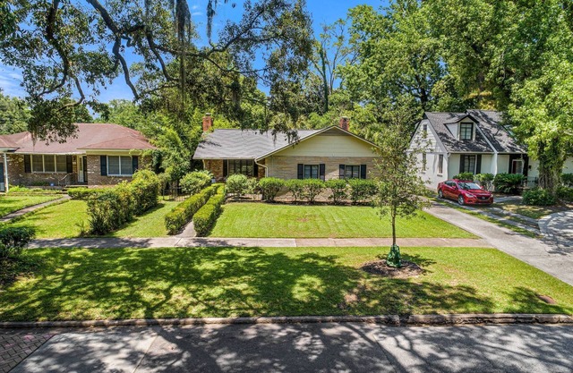 3-bedroom house in charming Savannah, AC, a Pool, minutes from Forsyth Park .