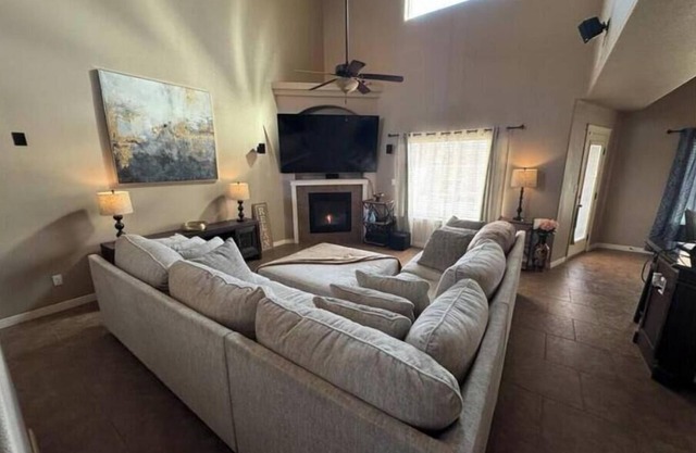 3-bedroom house in charming El Paso with AC, fitness room, WiFi, Gated community