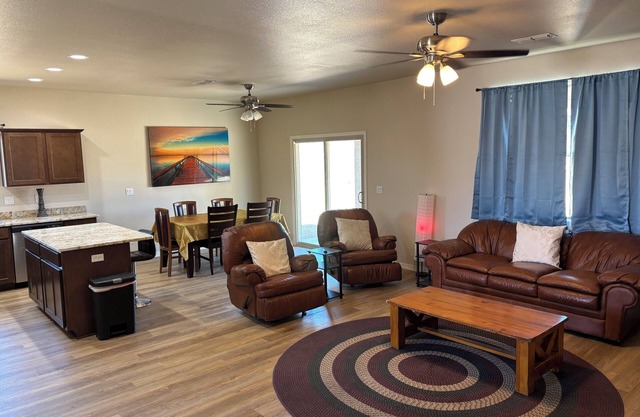 3 bedroom house in charming Kingman with AC, WiFi. Enjoyable getaway awaits.