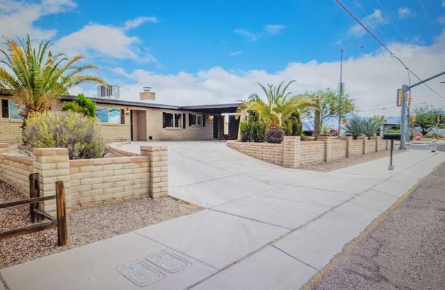 3-bedroom house in charming Tucson with AC, WiFi. Enjoyable getaway awaits