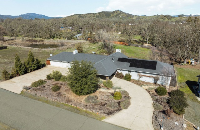 3-bedroom house in fabulous Lakeport with WiFi, AC. Relax and unwind